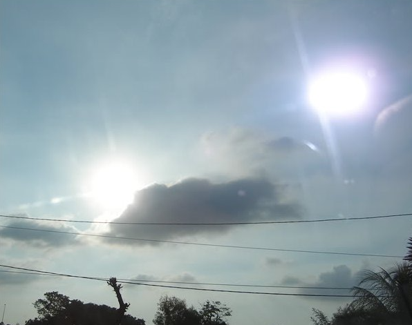 Fenomena Viral: 2 Matahari Terlihat di Langit Sumatera Barat, Apa Maknanya?