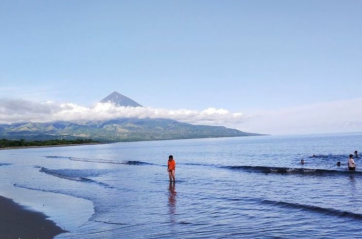 Menikmati Keindahan Ligota Beach: Destinasi Eksotis di Pinggiran Sawah