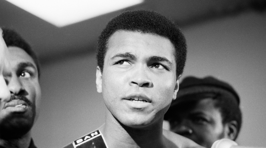 Muhammad Ali: Legenda Tinju dan Ikon Kemanusiaan